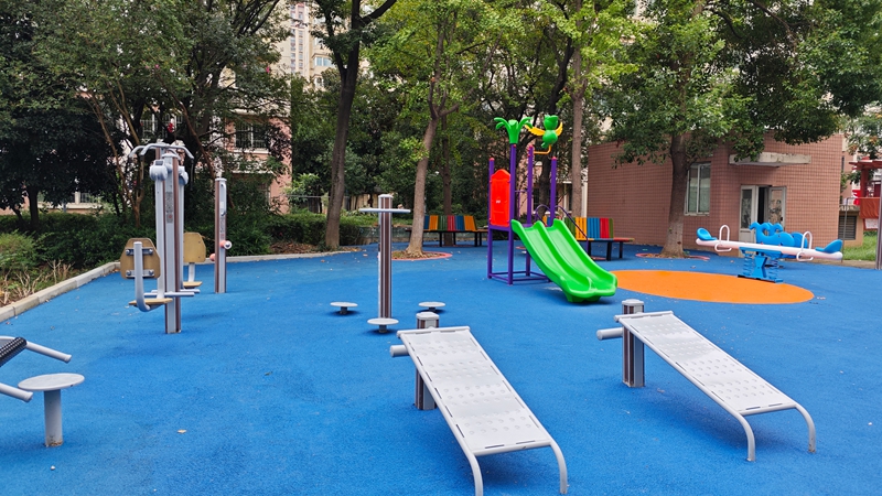 微幸福進(jìn)行時(shí) | 會(huì)西社區(qū)公共健身場(chǎng)地“換新裝”