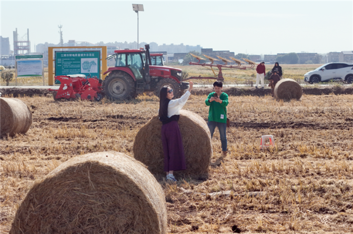 無錫：生態(tài)與經(jīng)濟“雙贏”，秸稈“卷”出億元綠色產(chǎn)業(yè)
